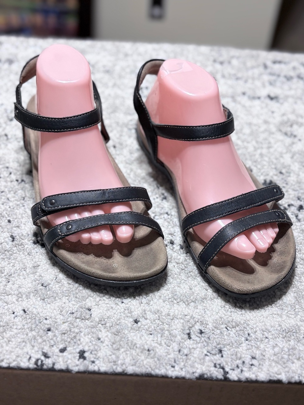 Taos Trophy 12020 black leather flat sandals women’s Sz 10 adjustable straps